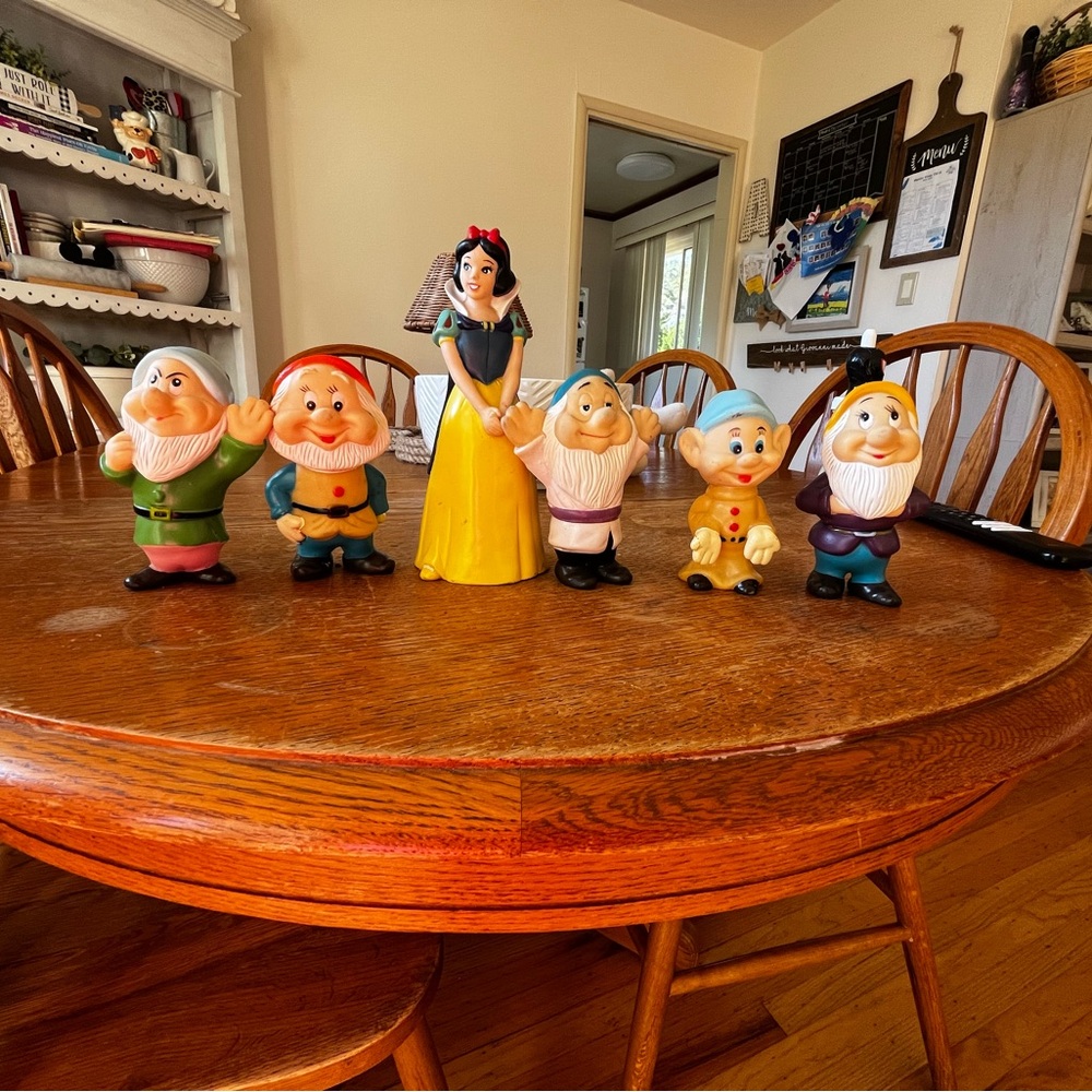 Snow White and Seven Dwarfs Figurine Set